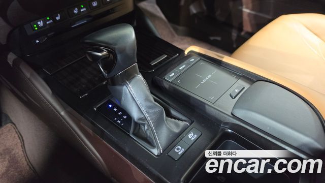 Lexus ES 2021 — photo 12
