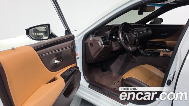 Lexus ES 2021 — photo 13