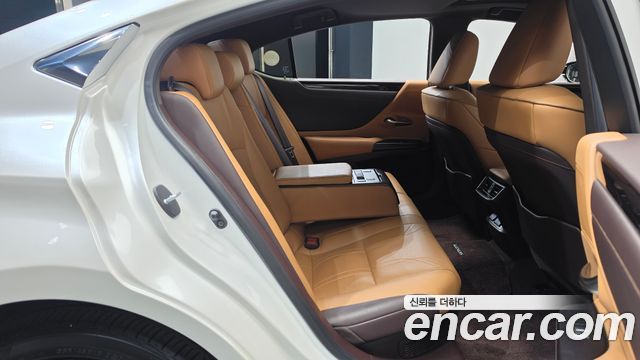 Lexus ES 2021 — photo 17