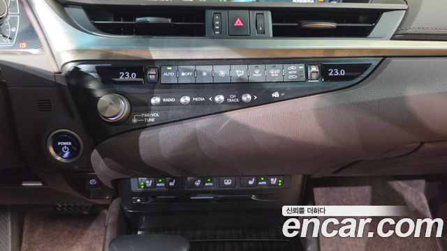 Lexus ES 2021 — photo 18