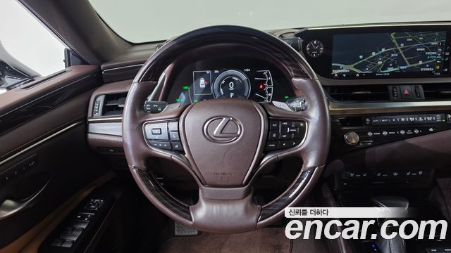 Lexus ES 2021 — photo 20