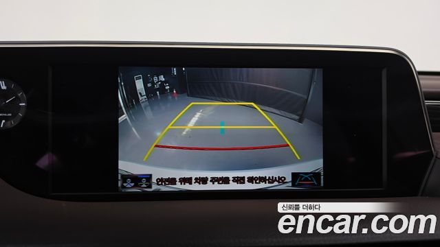 Lexus ES 2021 — photo 21
