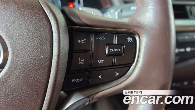 Lexus ES 2021 — photo 24