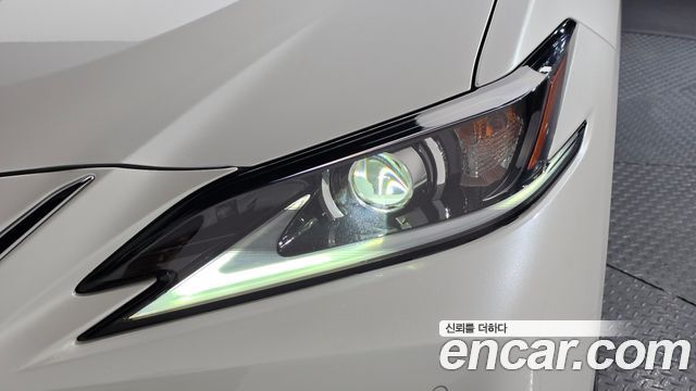 Lexus ES 2021 — photo 8