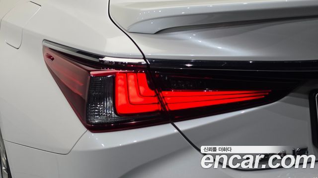 Lexus ES 2021 — photo 9
