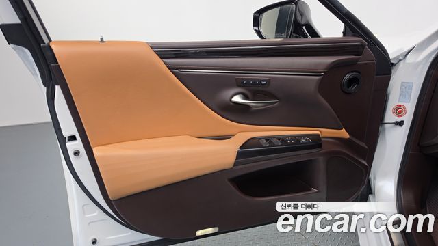 Lexus ES 2021 — photo 14