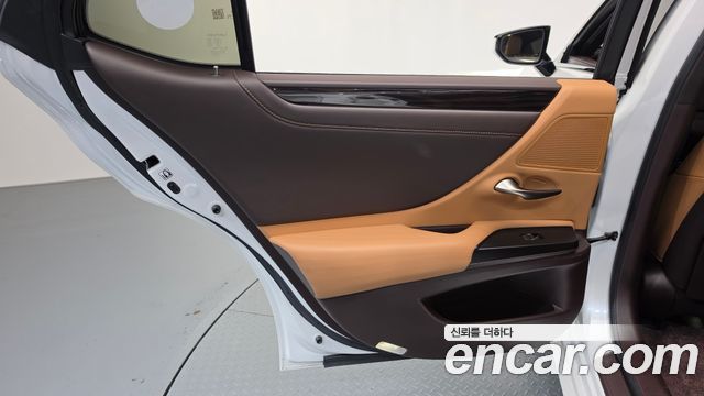 Lexus ES 2021 — photo 15