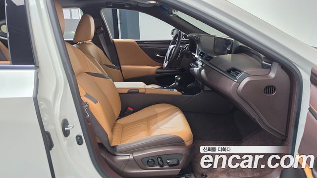 Lexus ES 2021 — photo 16
