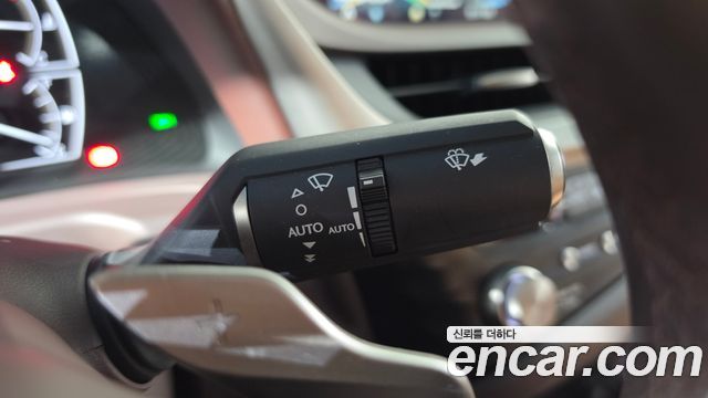 Lexus ES 2021 — photo 38