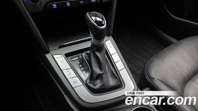 Hyundai AVANTE 2016 — photo 12