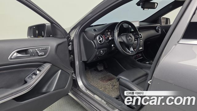 Mercedes-Benz A-Class 2016 — photo 10