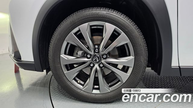 Lexus UX 2024 — photo 5