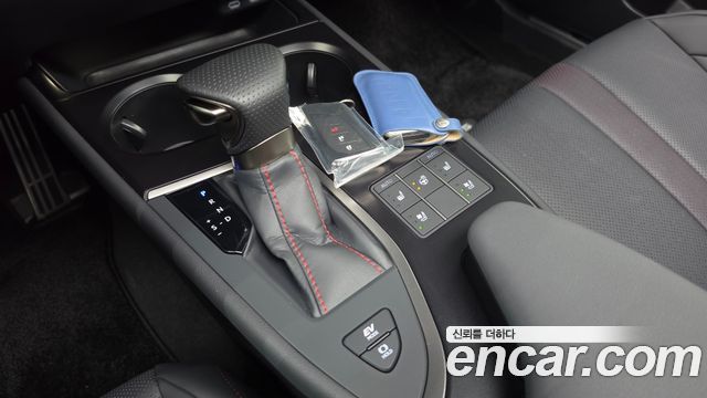 Lexus UX 2024 — photo 12