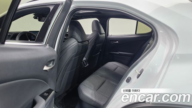 Lexus UX 2024 — photo 17
