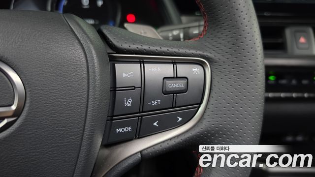 Lexus UX 2024 — photo 21