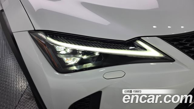 Lexus UX 2024 — photo 8