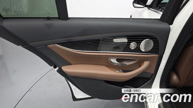 Mercedes-Benz E-Class 2021 — photo 15