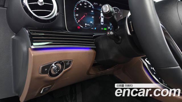 Mercedes-Benz E-Class 2021 — photo 31