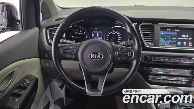 Kia Canival 2017 — photo 19