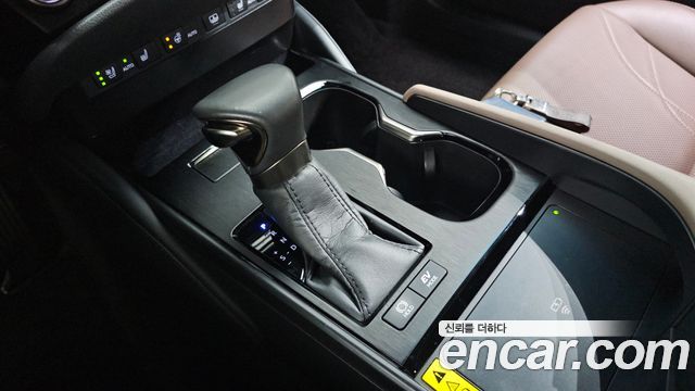 Lexus ES 2023 — photo 12