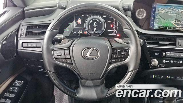 Lexus ES 2023 — photo 17
