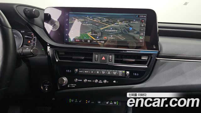 Lexus ES 2023 — photo 18