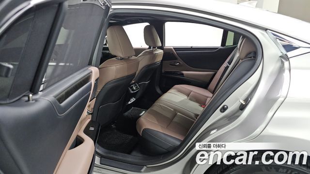Lexus ES 2023 — photo 25