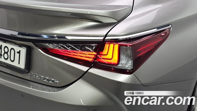 Lexus ES 2023 — photo 9