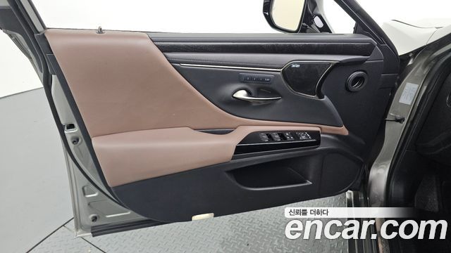 Lexus ES 2023 — photo 14