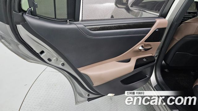 Lexus ES 2023 — photo 15