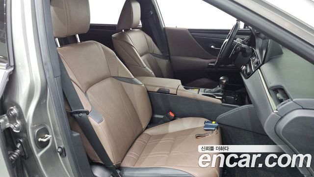 Lexus ES 2023 — photo 16