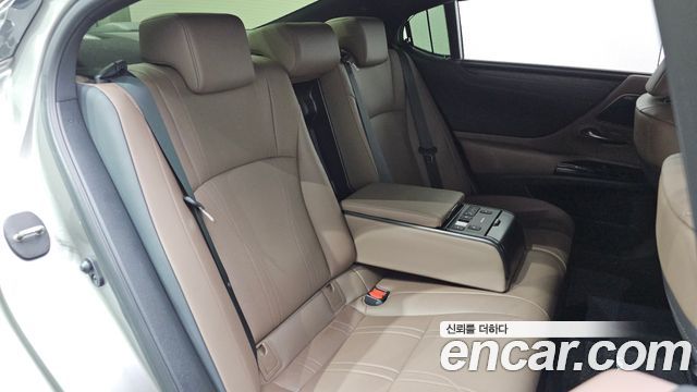 Lexus ES 2023 — photo 32