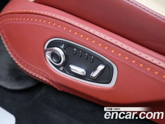 Aston Martin DBX 2021 — photo 11