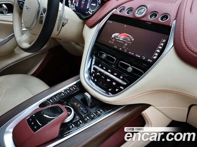 Aston Martin DBX 2021 — photo 16