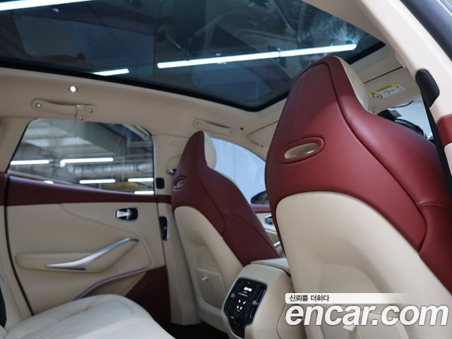 Aston Martin DBX 2021 — photo 18