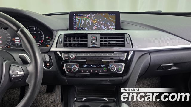 BMW 3-Series 2018 — photo 20