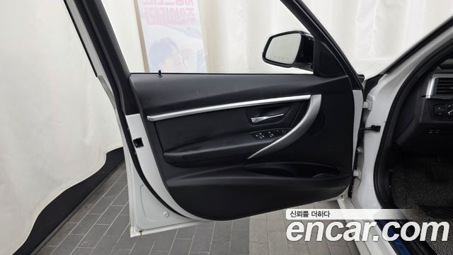 BMW 3-Series 2018 — photo 14