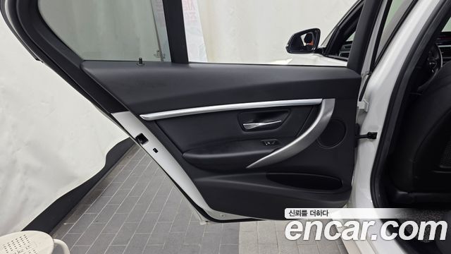 BMW 3-Series 2018 — photo 15