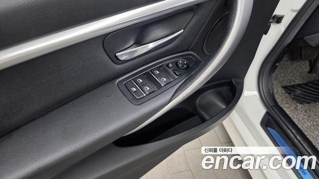BMW 3-Series 2018 — photo 30