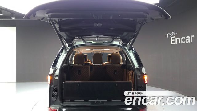 Land Rover Discovery 2019 — photo 26