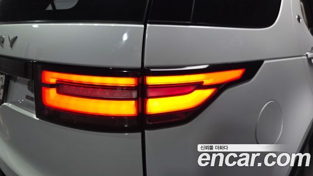 Land Rover Discovery 2019 — photo 9