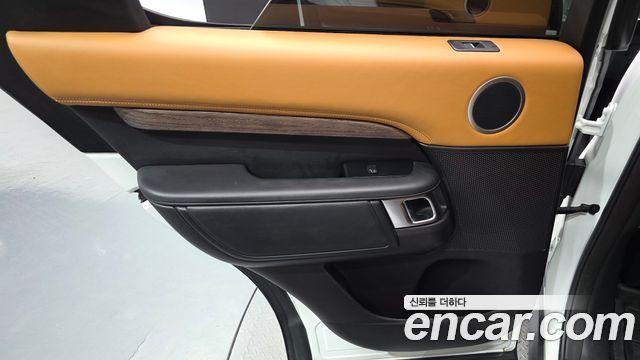 Land Rover Discovery 2019 — photo 15
