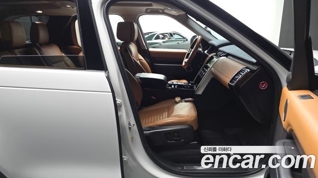 Land Rover Discovery 2019 — photo 16