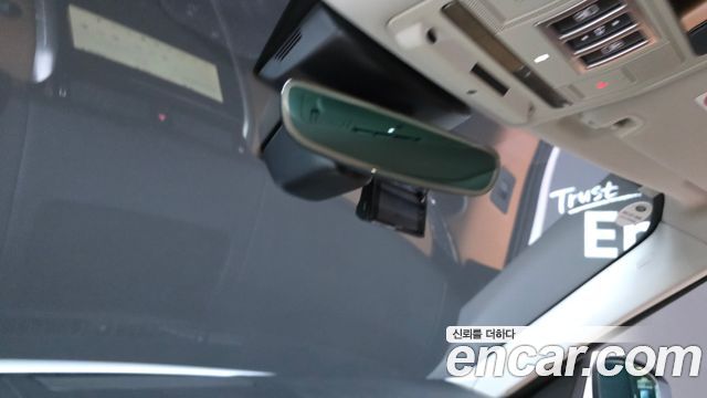 Land Rover Discovery 2019 — photo 28