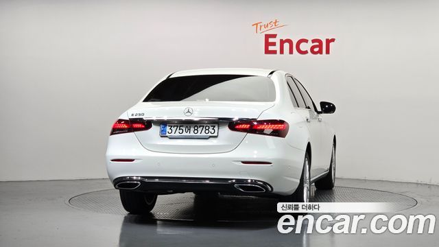 Mercedes-Benz E-Class 2023 — photo 4