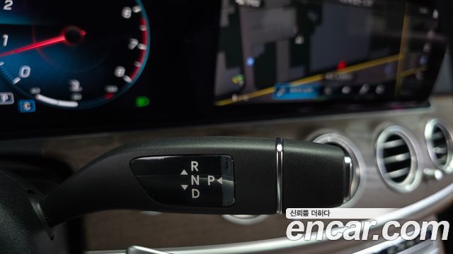 Mercedes-Benz E-Class 2023 — photo 9