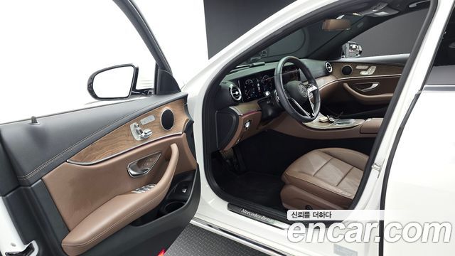 Mercedes-Benz E-Class 2023 — photo 10
