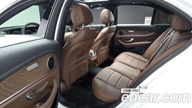 Mercedes-Benz E-Class 2023 — photo 11