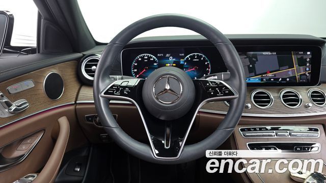 Mercedes-Benz E-Class 2023 — photo 12