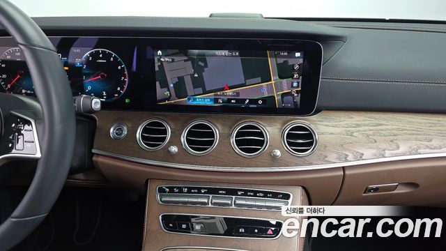 Mercedes-Benz E-Class 2023 — photo 13